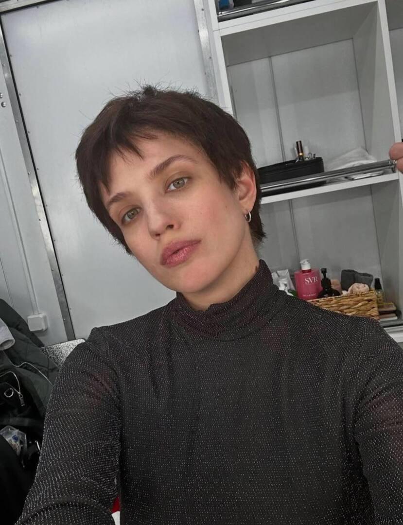 «Раньше было классически и красиво»: стилист оценила новую стрижку Чиповской «под мальчика»