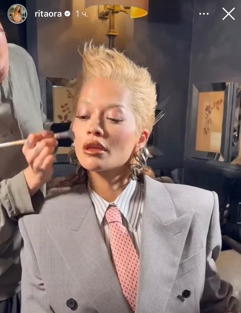 34-летняя певица Рита Ора сменила имидж и пришла на премию с короткой стрижкой