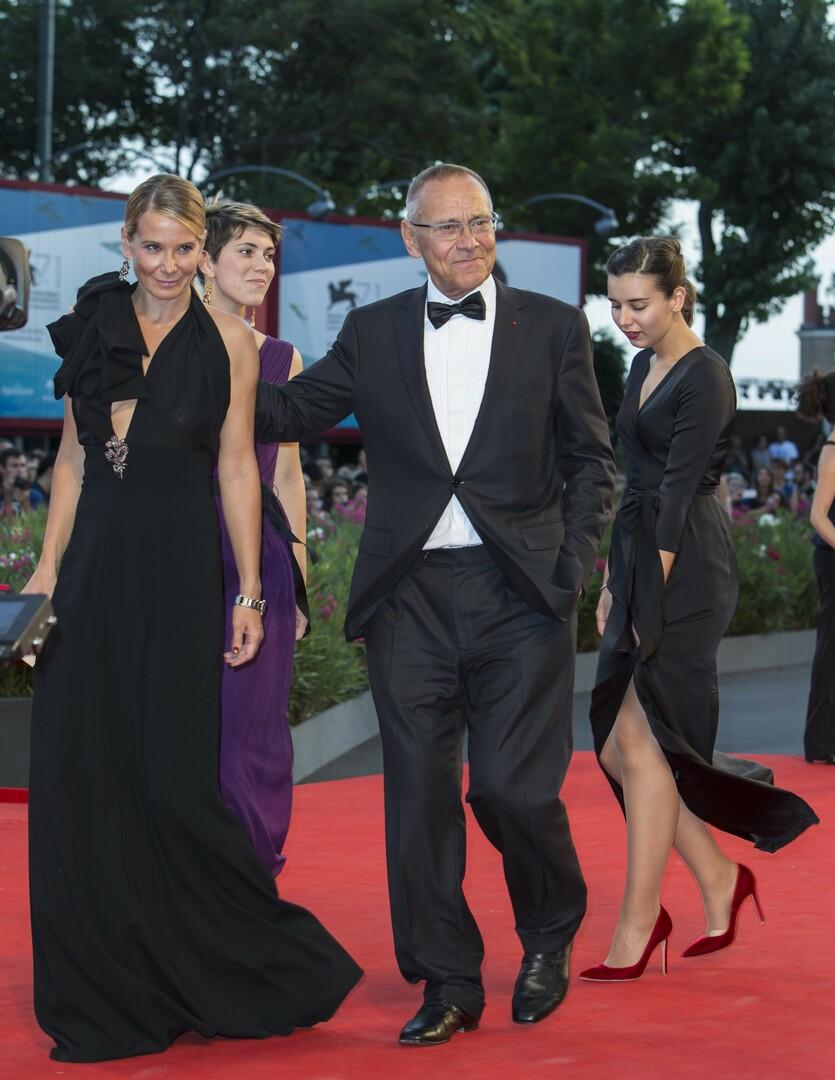 Андрей Кончаловский с женой Юлией и дочерями Натальей и Еленой