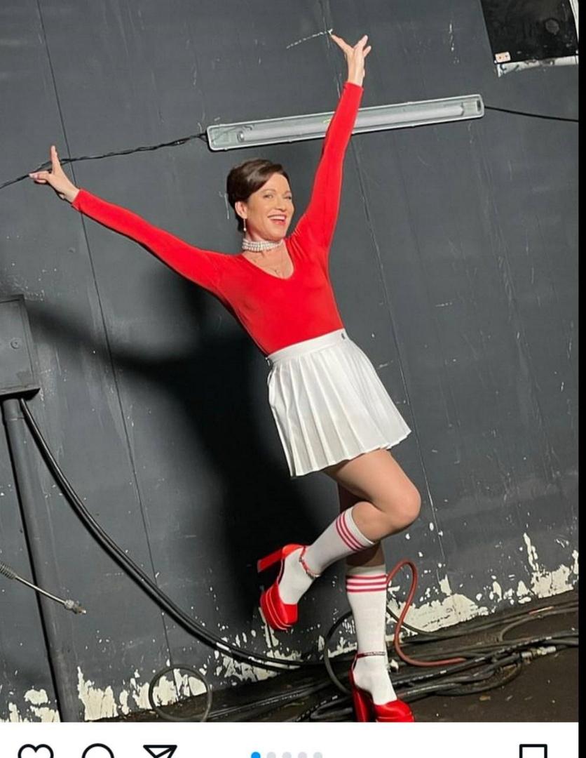 53-летняя Алена Хмельницкая в короткой юбке восхитила поклонников внешностью