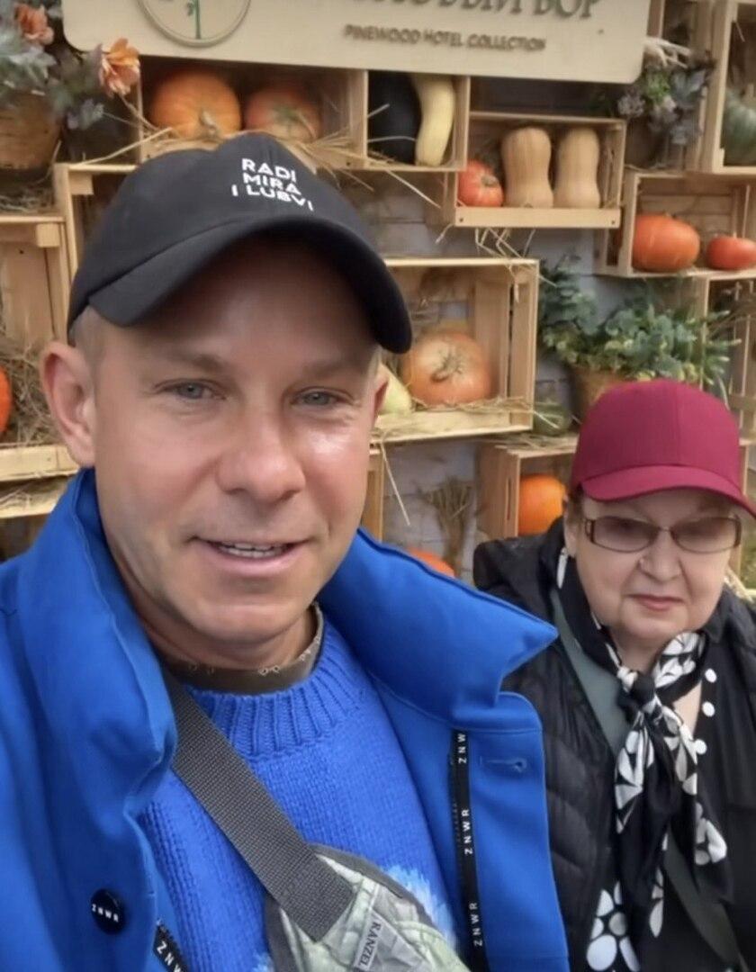 «Ваши родители не будут моложе, чем сегодня»: Митя Фомин показал редкие кадры с матерью