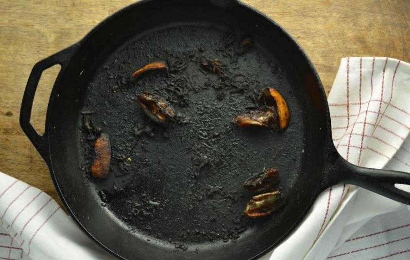 Лайфхак: Как быстро отмыть очень грязную сковородку