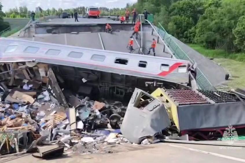 Госпитализировали на вертолете: врачи борются за жизнь ребенка, пострадавшего при крушении поезда под Брянском