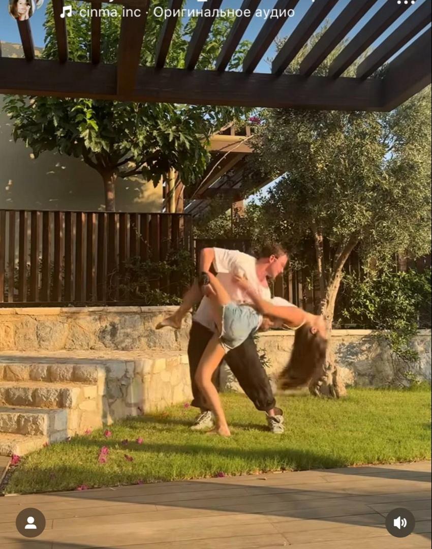 35-летний актер Александр Петров снялся с женой Викторией на отдыхе в Турции