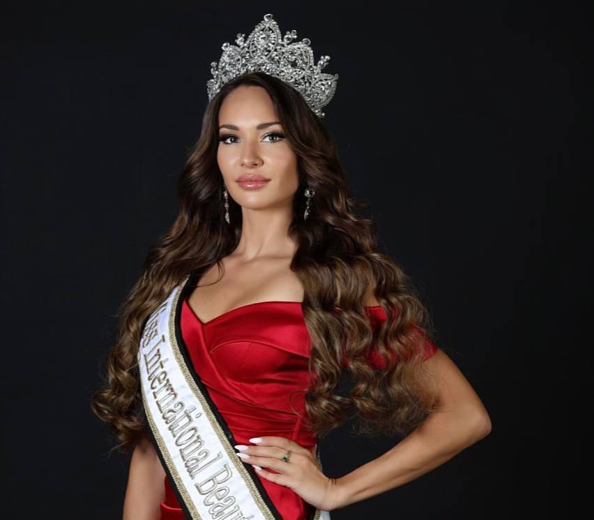«Просто расплатиться честью недостаточно»: обладательница 11 корон о конкурсах красоты