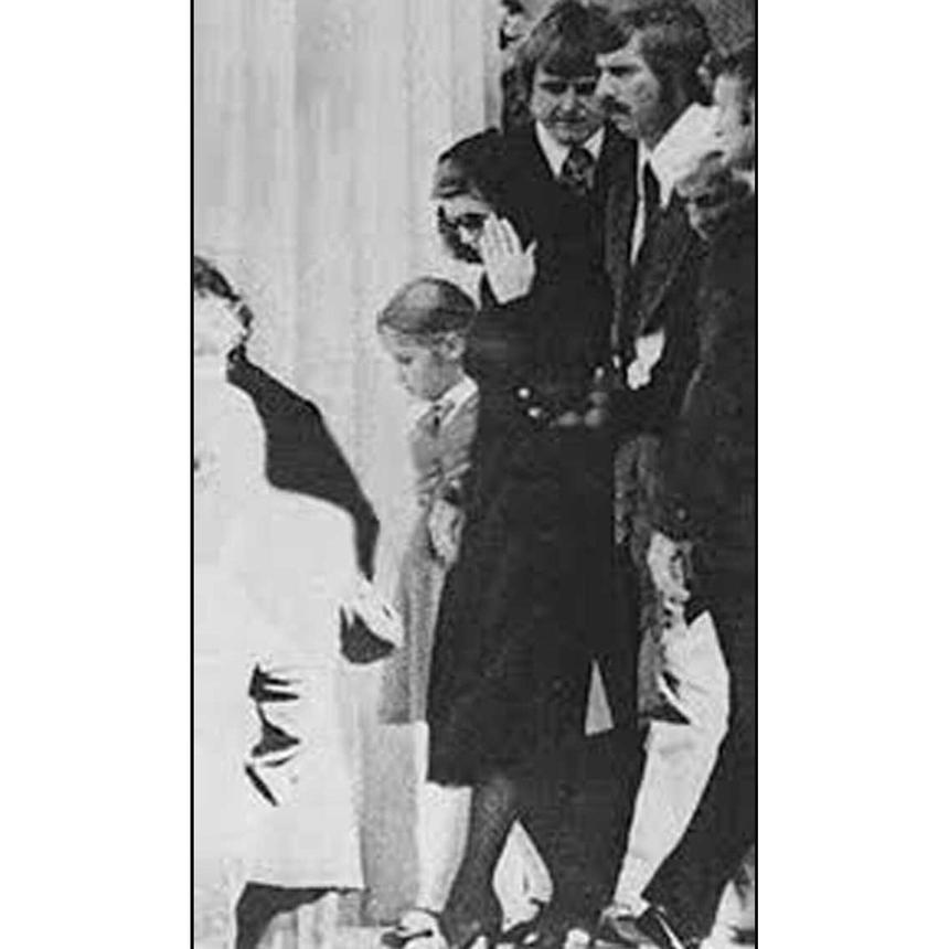 Присцилла с дочерью на похоронах Элвиса