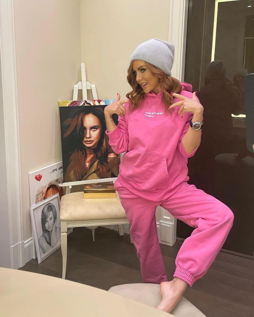 Певица в спортивном костюме от Ксении Собчак