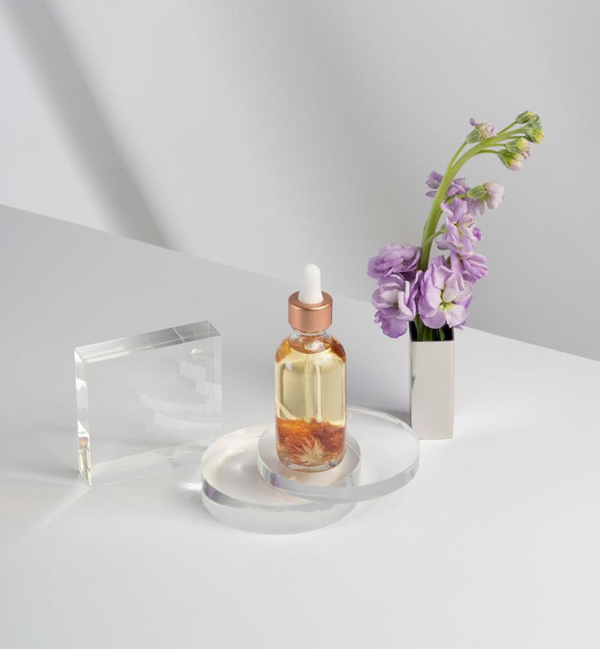 Сыворотки для лица: как ими правильно пользоваться и зачем тиктокеры мажут ими волосы