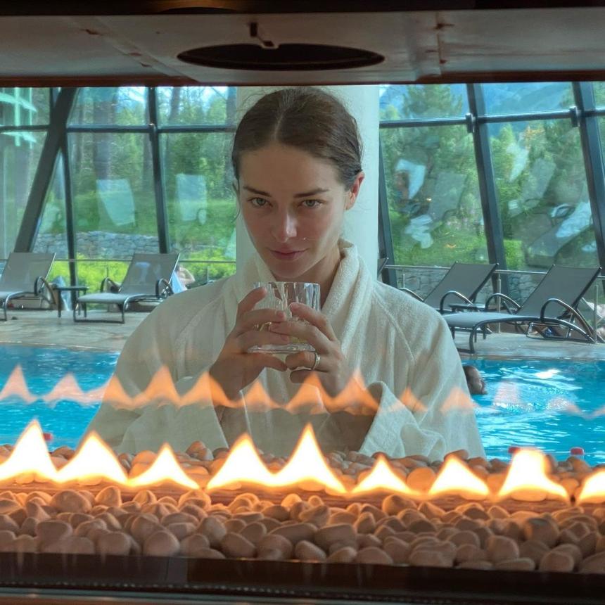 Марина Александрова позирует без макияжа