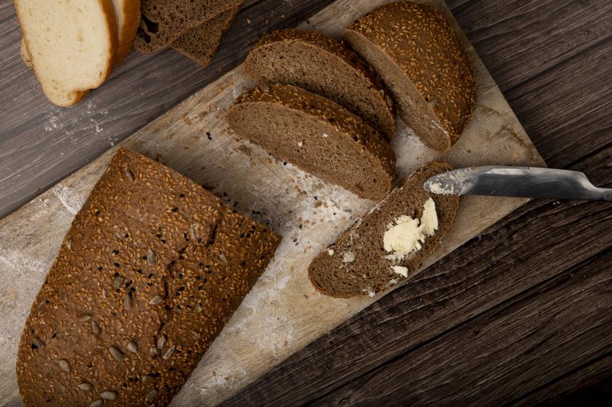 Никаких бутербродов с сыром и маслом: гастроэнтеролог назвал их опасными для здоровья