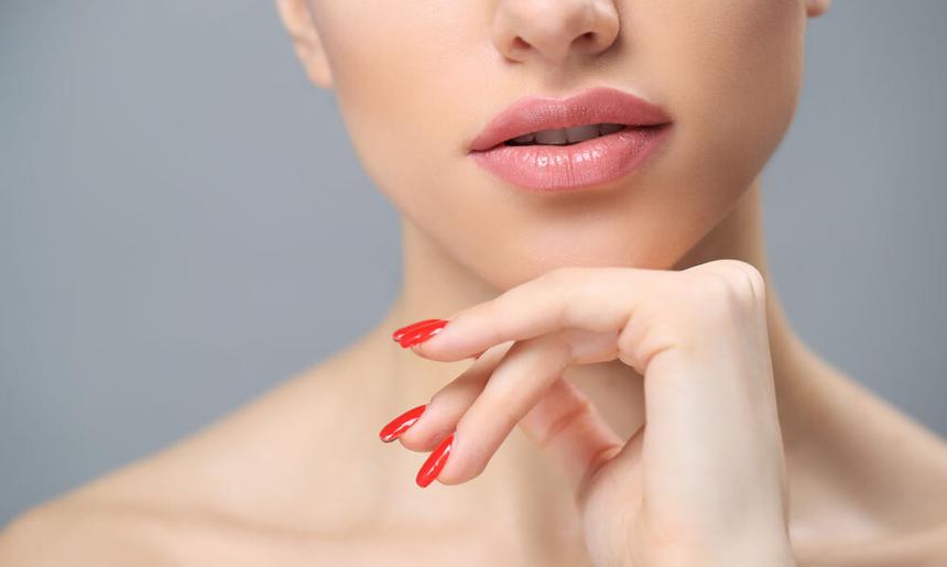 Увеличивать губы и колоть ботокс больше не модно? Названы главные бьюти-тренды 2022 года