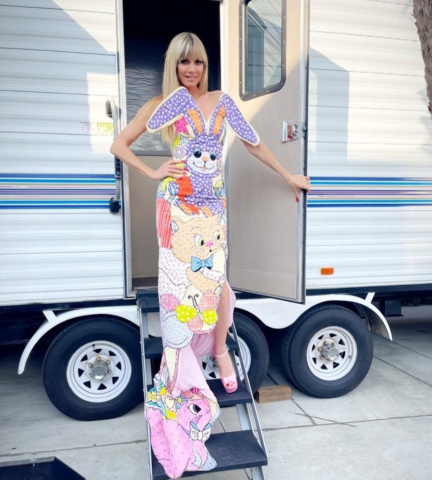 Хайди Клум появилась в платье со шлейфом-«рыбкой» и декольте из заячьих ушей