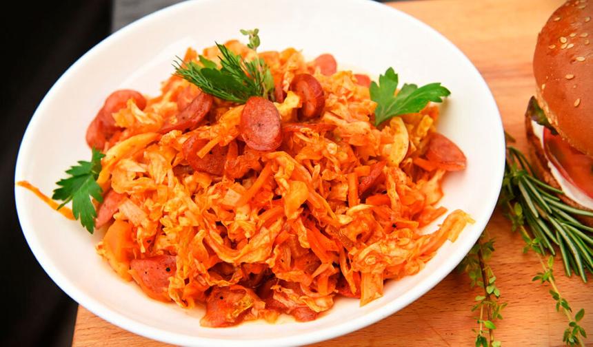 Блюдо дня: тушеная капуста с колбасками — идеально для тех, кто скучает по немецкой кухне