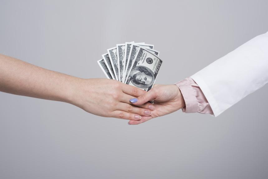 Как правильно отдавать и брать деньги, чтобы не заблокировать путь к достатку