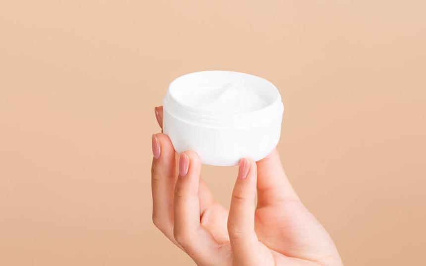 Мазать лицо вазелином против морщин — новый бьюти-тренд, но насколько он безопасен