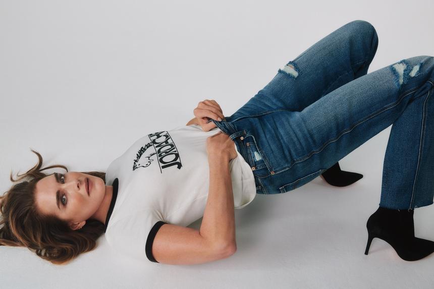 56-летняя Брук Шилдс похвасталась растяжкой и изгибами в скинни-джинсах