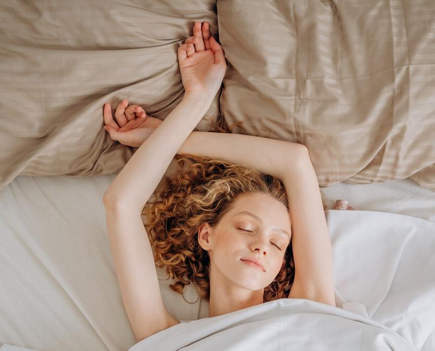 Чем вреден сон дольше 9 часов и какая поза способна предотвратить опасную болезнь