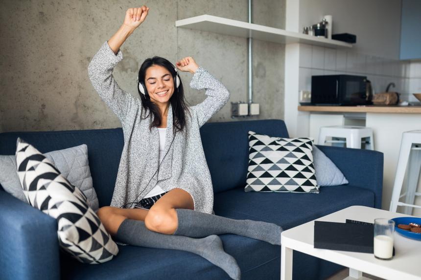 Россияне рассказали, что предпочитают слушать в течение дня