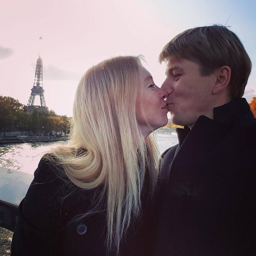 Ягудин, Меньшова и другие звезды поздравили любимых с Днем святого Валентина