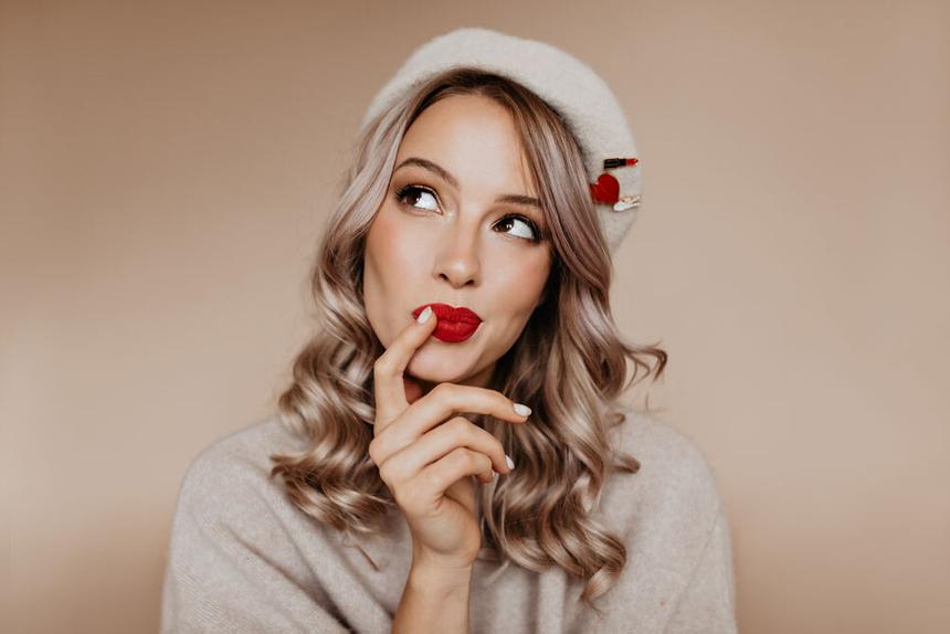 Уход за кожей зимой и в межсезонье: что надо знать, чтобы не превратиться в изюм к лету