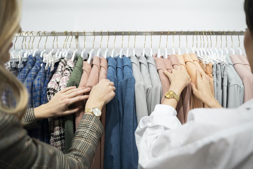 Почему мы покупаем не то: 4 приема, которыми продавцы одежды сбивают нас с толку