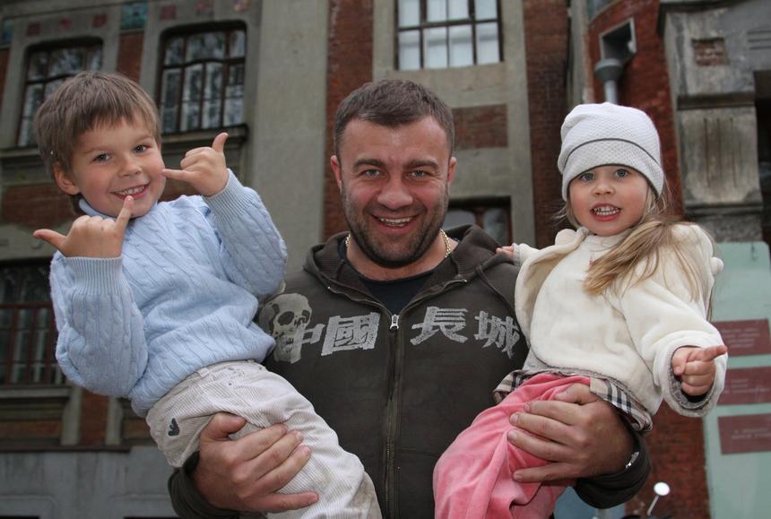 Михаил с сыном Мишей и дочерью Машей