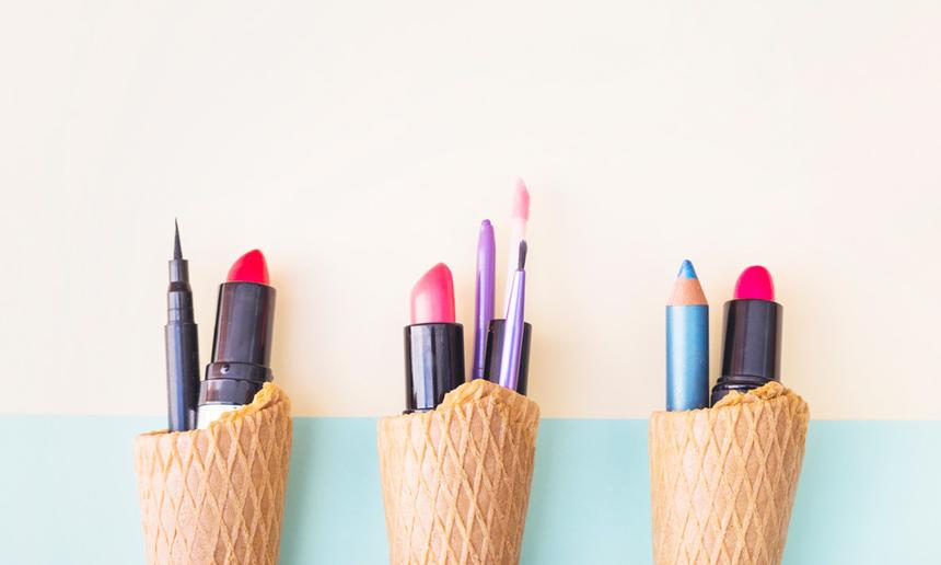 Инновационная тушь, бюджетные палетки теней и еще 15 ярких новинок марта