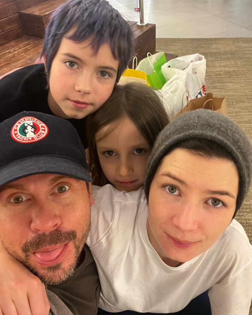 Павел Деревянко и Дарья Мясищева с дочерьми