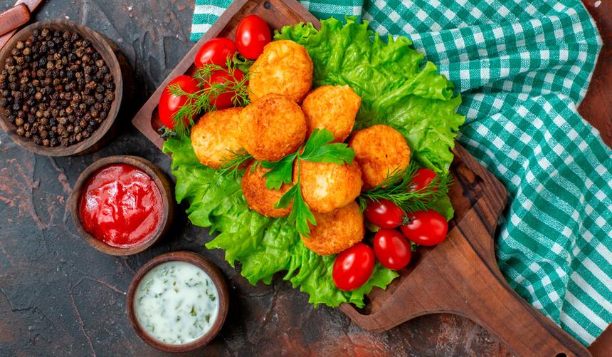 Вкусно, быстро и доступно: наггетсы и еще 4 рецепта горячих блюд из курицы