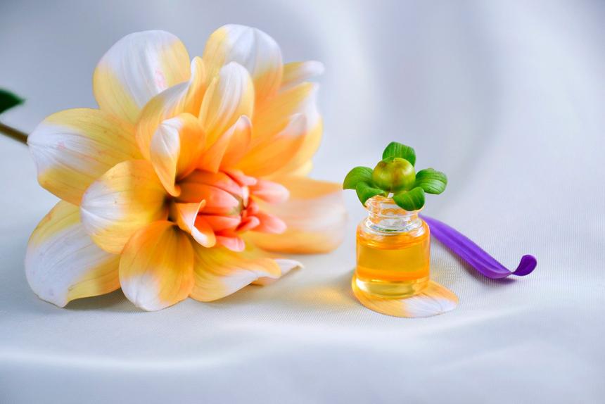 Практичный выбор: в чем разница между туалетной водой, парфюмом и сухими духами