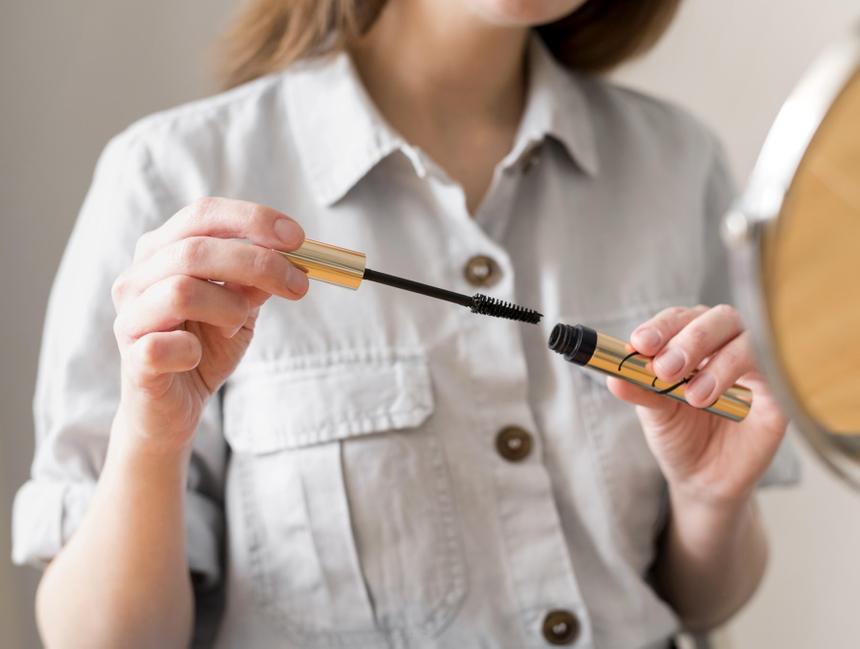 «Вплоть до потери глаза»: офтальмолог объяснила, чем опасна тушь