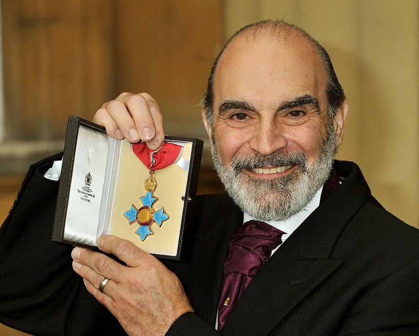 Церемония вручения ордена состоялась в начале 2022 года в Букингемском дворце