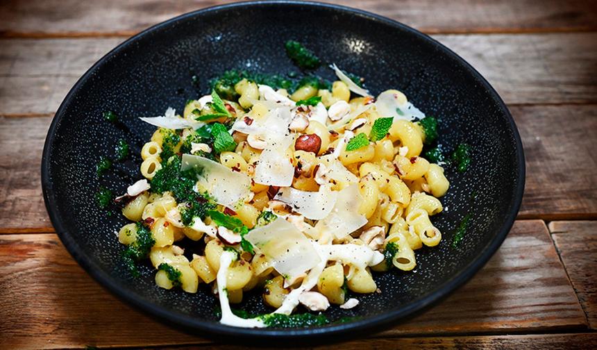 Луковая паста и еще 5 потрясающих (и очень доступных) рецептов из макарон