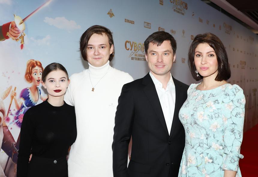 Анастасия Макеева с мужем, пасынком и невесткой