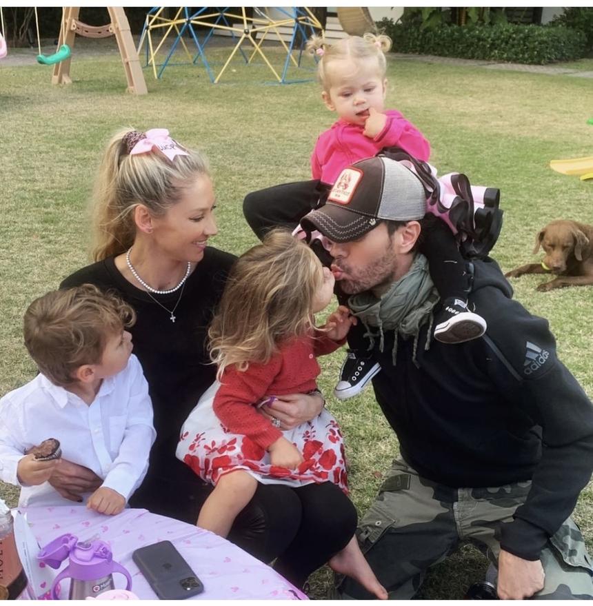 Анна Курникова и Энрике Иглесиас с подросшими детьми