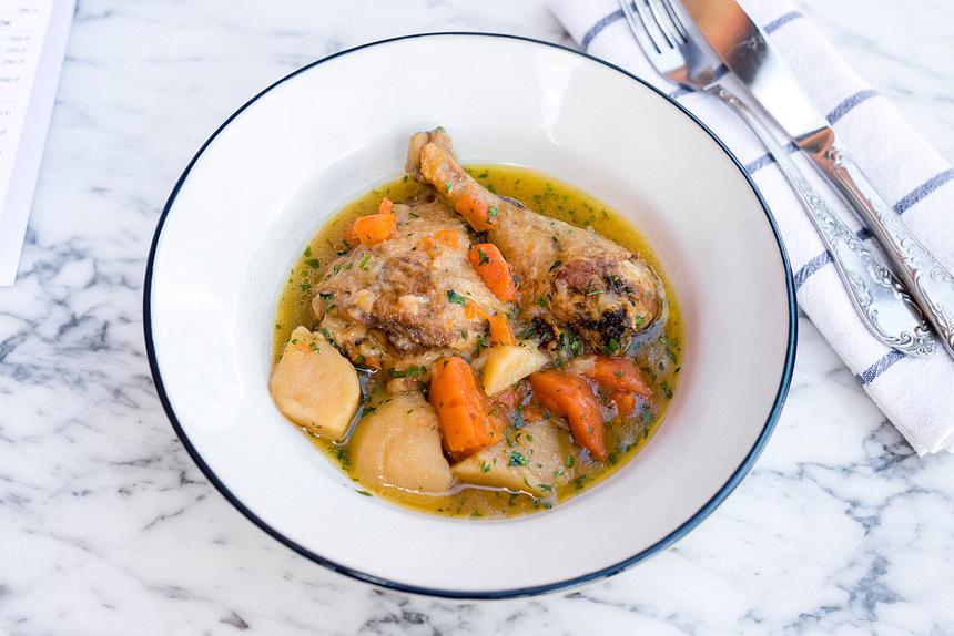 Блюдо недели: курица, тушенная с овощами, — для тех, кто любит быстро и просто