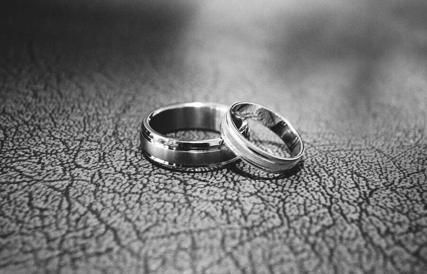 Свекровь-монстр: как сохранить брак, когда в отношения вмешивается «третий лишний»