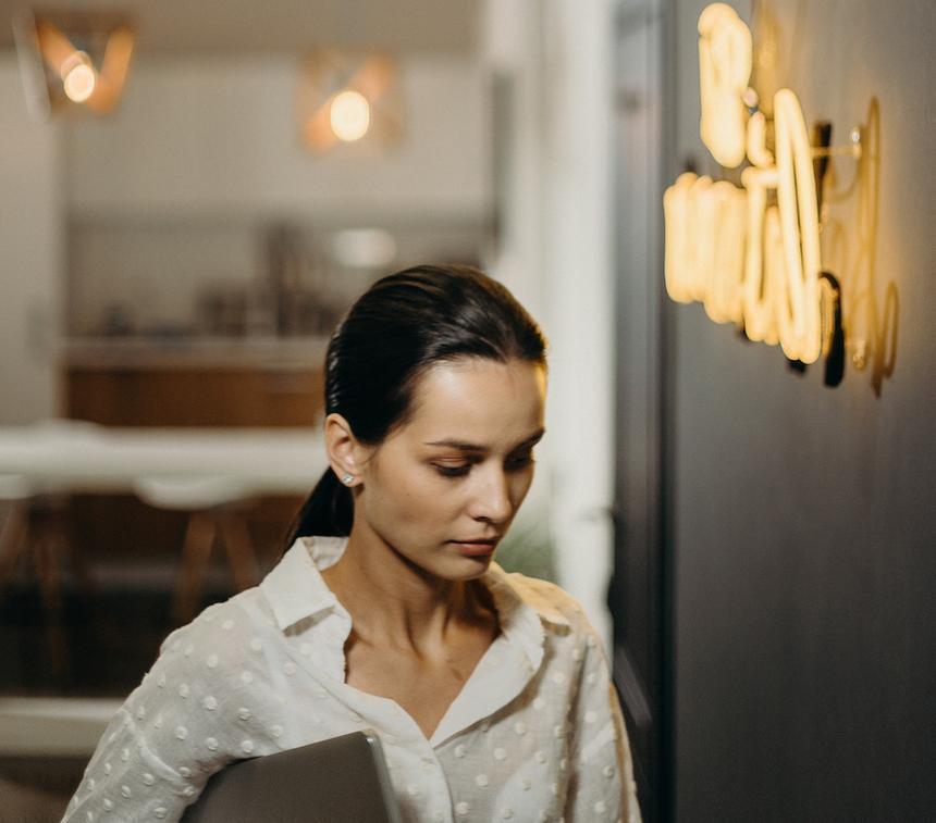 Счастливые и успешные: как современные женщины попадают в зависимость от требований общества