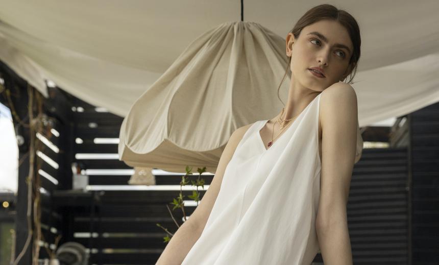 Выбор стилиста: 5 модных платьев, которые помогут визуально увеличить грудь