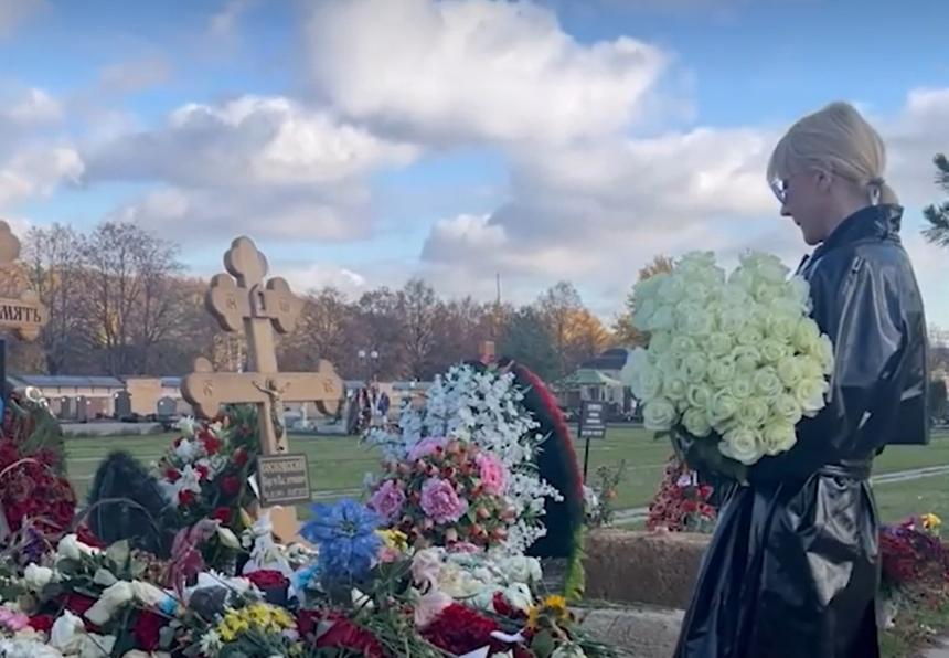 Кристина Орбакайте не смогла сдержать эмоций на могиле Моисеева