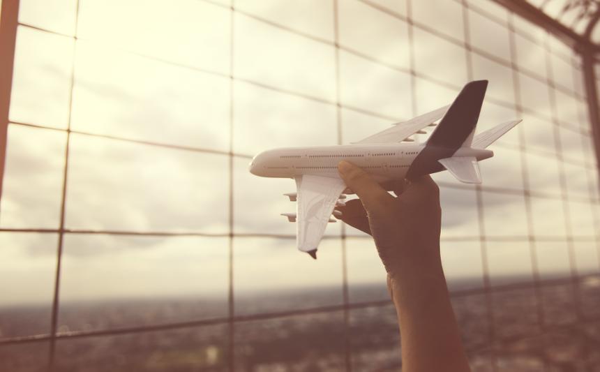 Наталья Фриске со своим отцом и ребенком улетела из России, оставив мать