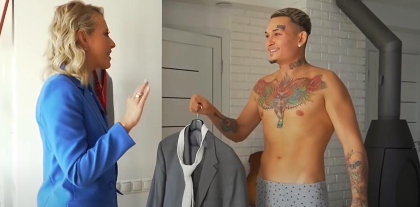 Ксения Собчак использует секретный наушник во время интервью