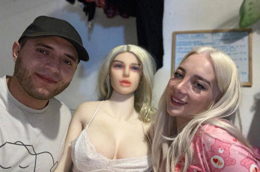  В Англии девушка стала секс-куклой ради любимого 