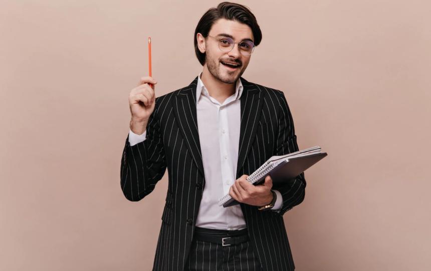 Развратного учителя уволили за роман с шестиклассницей 