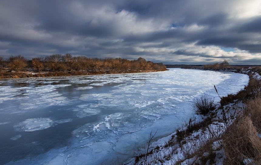 В Иркутске мужчина с ребенком катались провалились под лед на коньках 