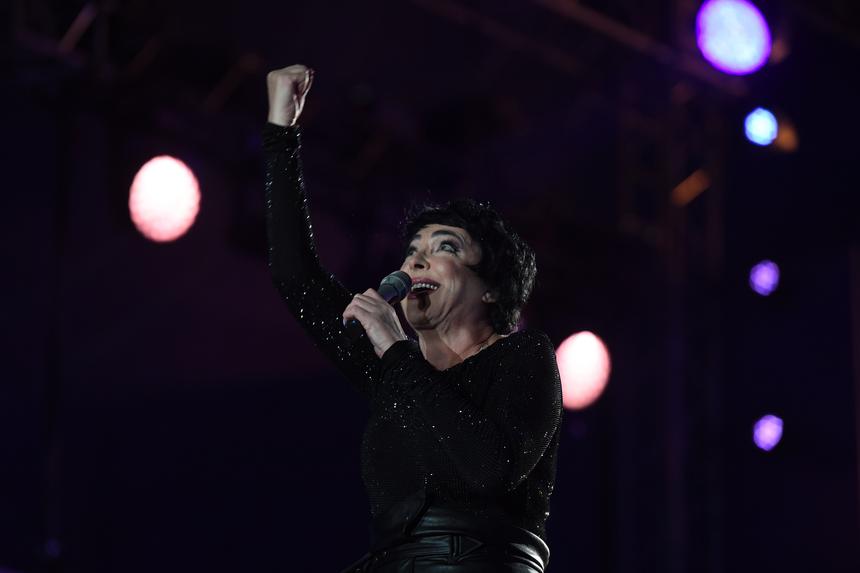 Лолита появилась с опухшим лицом в начале тура по Уралу и Сибири 