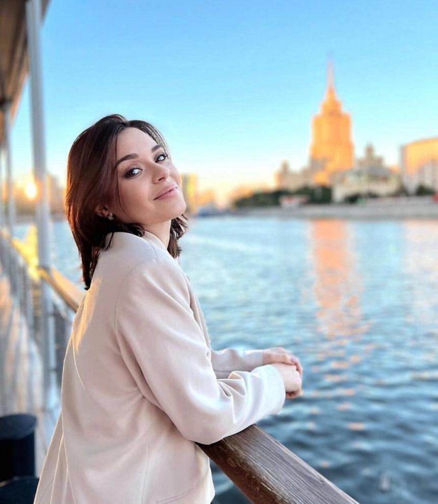 «Хранила под сердцем такой секрет»: Аделина Сотникова, ловко скрывавшая беременность, стала мамой 