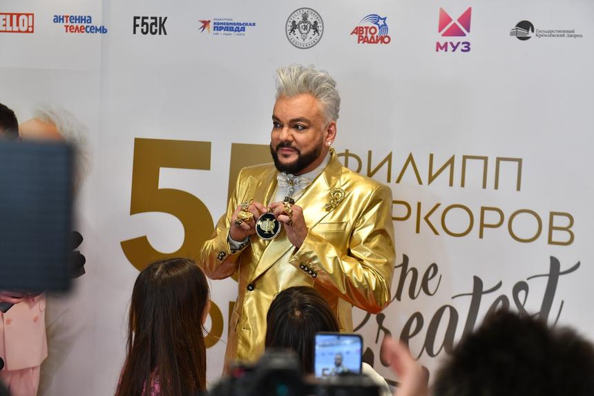 Филипп Киркоров вышел на сцену в трусиках и колготках, прикрывая причинное место