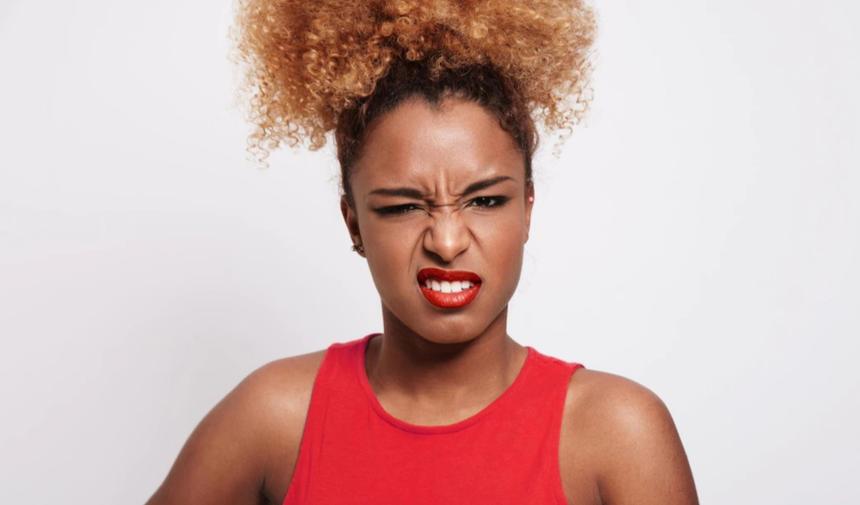 Проститутка из Нигерии чуть не откусила член московскому полицейскому