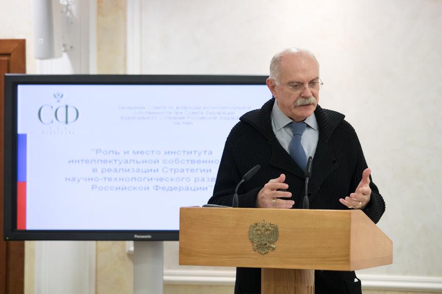 «Как можно существовать в таком противоречии»: Никита Михалков поспорил с Дмитрием Песковым